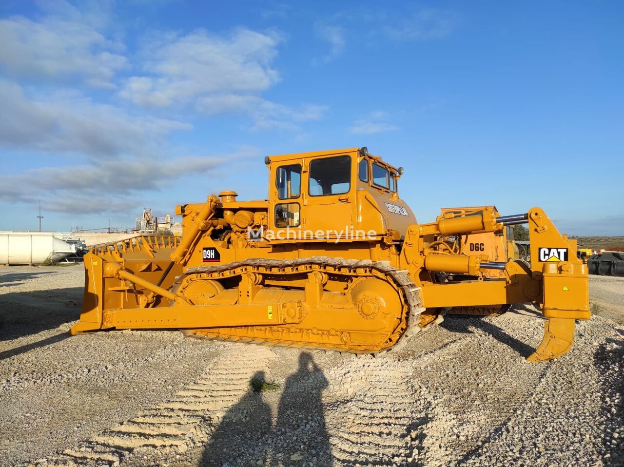 Caterpillar D9H bulldozer