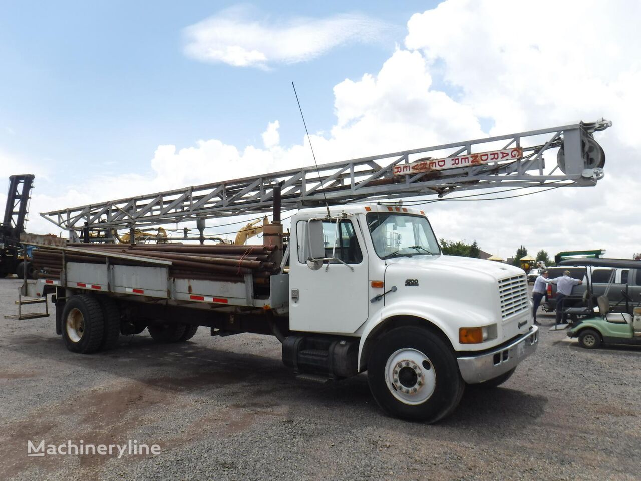 International 4700 4X2 máquina perforadora con grúa