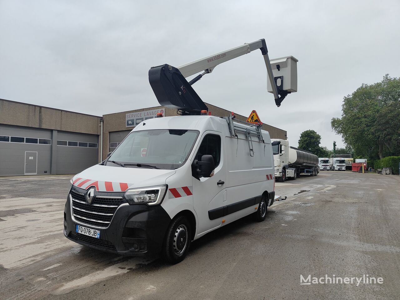 Renault MASTER 145/35 NACELLE KLUBB K32 plataforma sobre camión